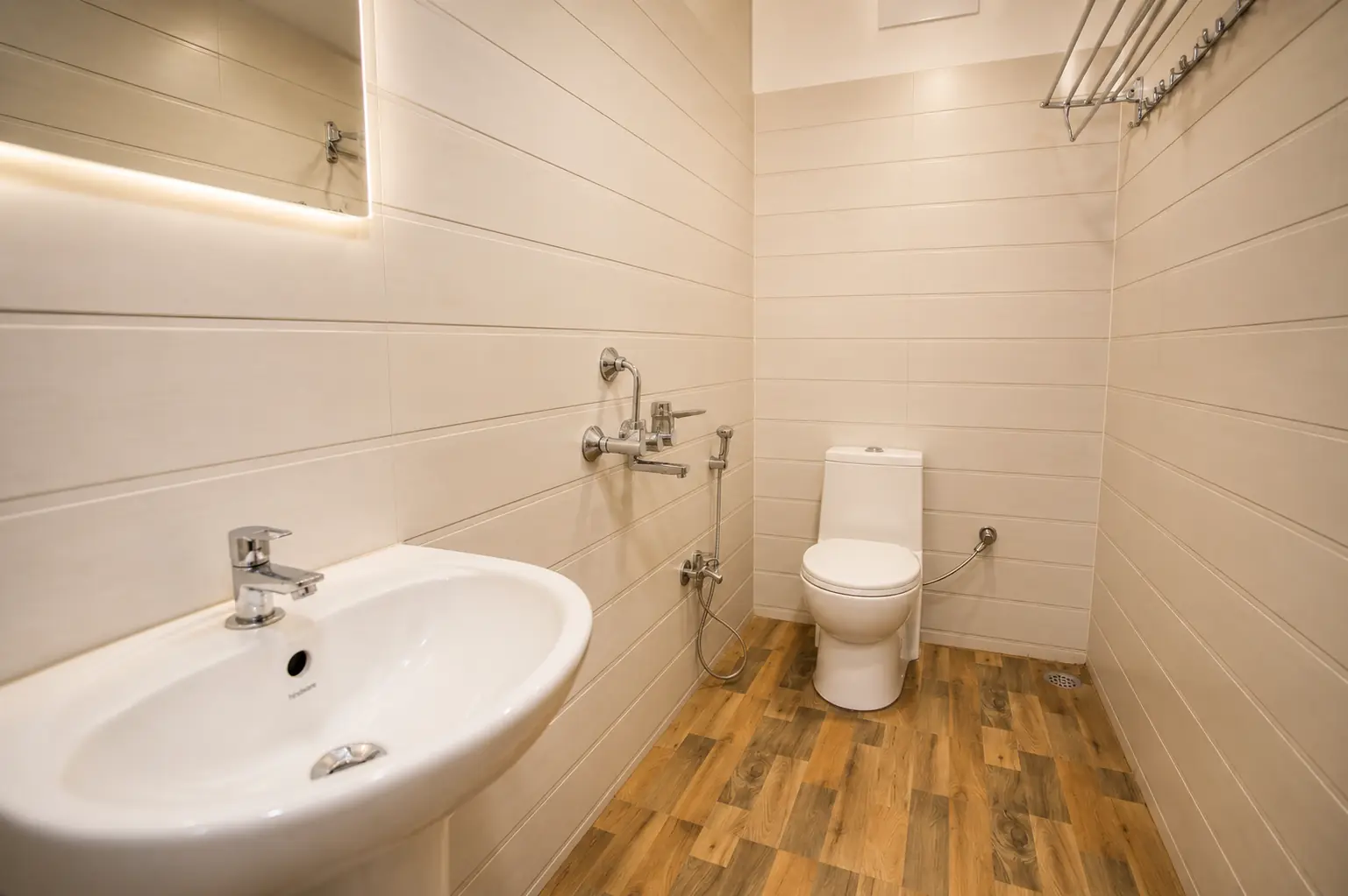 executive room bathroom image